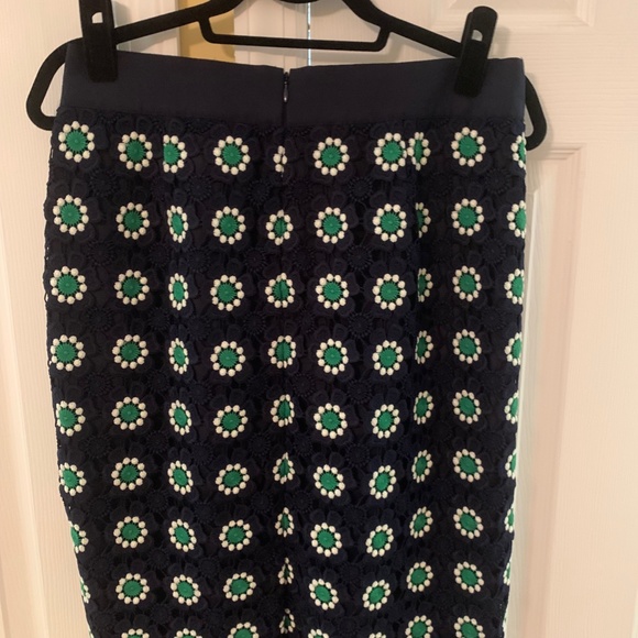 NWT Unworn. J. Crew Pencil Skirt. Navy/Green floral crochet pattern. Size 6 - Picture 4 of 7